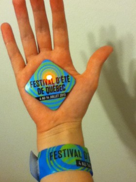 Le bracelet à puce du festival, et le macaron, qui ne sert à rien sinon à te faire clignoter le téton avec une LED rouge. 