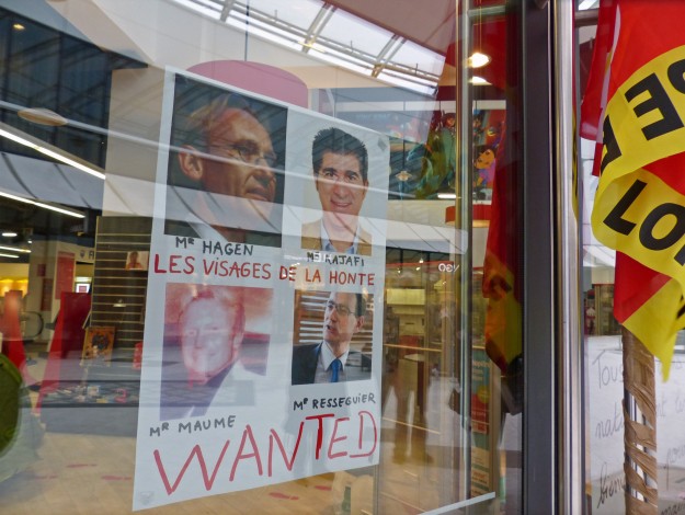 De l'extérieur, les passants découvrent la situation des salariés.